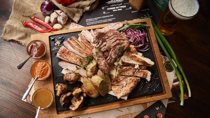 company plate BBQ ( pork, veal, chiken, mushrooms, pickled onion, sauce) 1000 g
